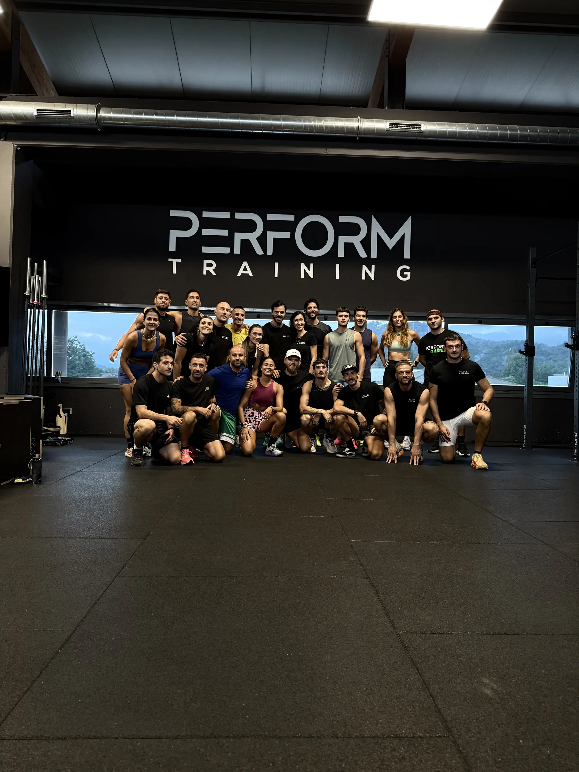 La foto di gruppo della masterclass sotto la scritta Perform Training, nella sala di Valperga
