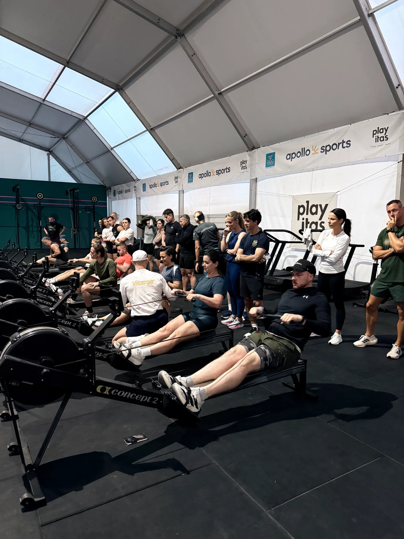 Erg session sotto il tendone HYROX Training Club